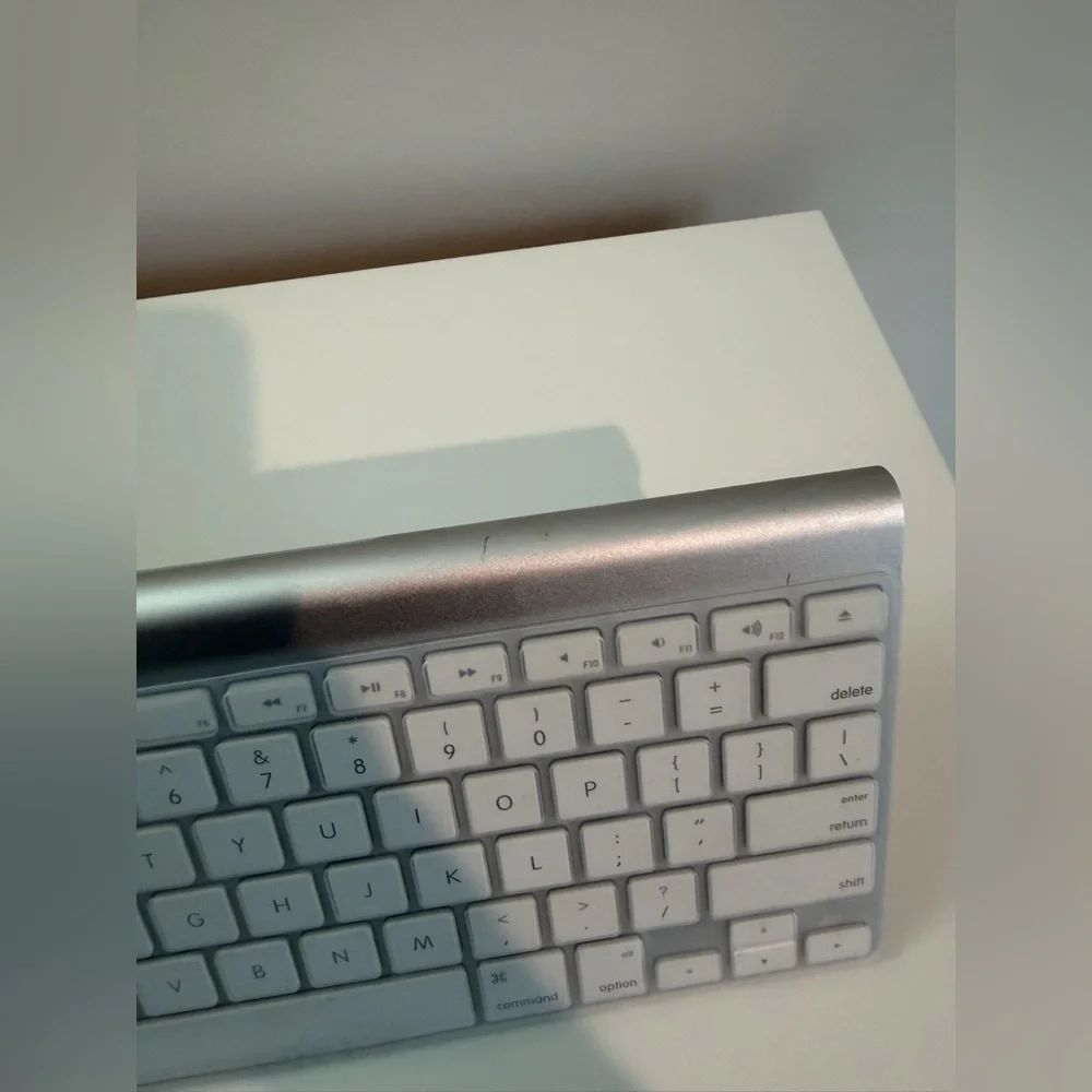 Apple Wireless Silver Keyboard (model A1314)